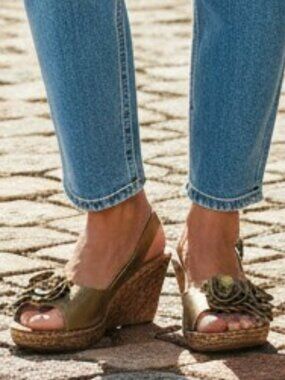 Born BOC Sandals Peep Toe US 10 Flower Gold Leather Cork Wedge Slingback Shoes